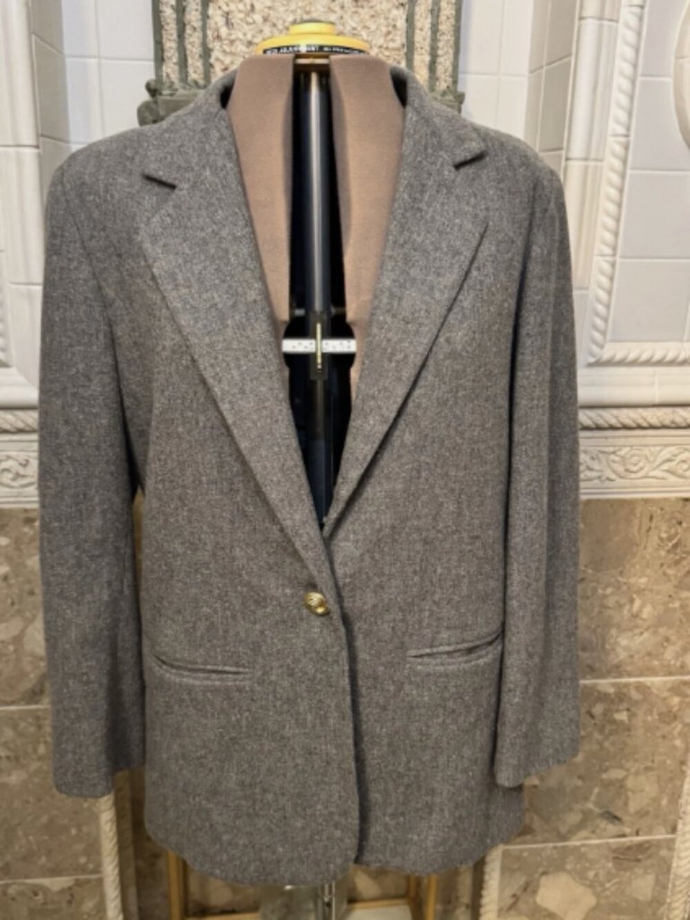 Savannah. Sz 14. 100% Wool. Lined banker's gray blazer jacket. Pockets. WTC